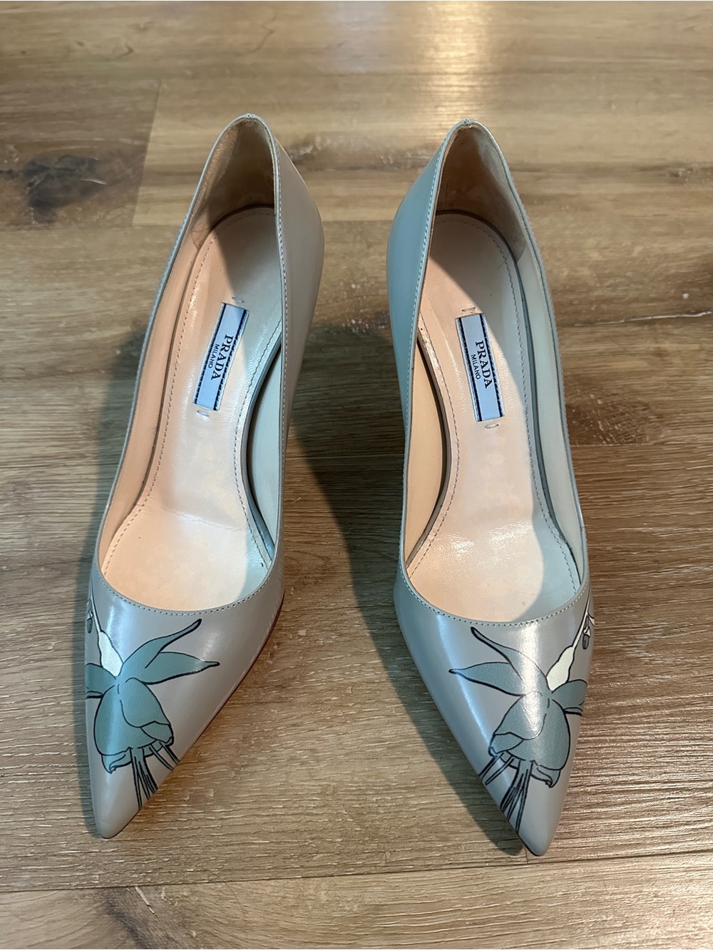 Vintage Prada Light Gray Pointed Toe Leather Pumps with Floral Motif size37